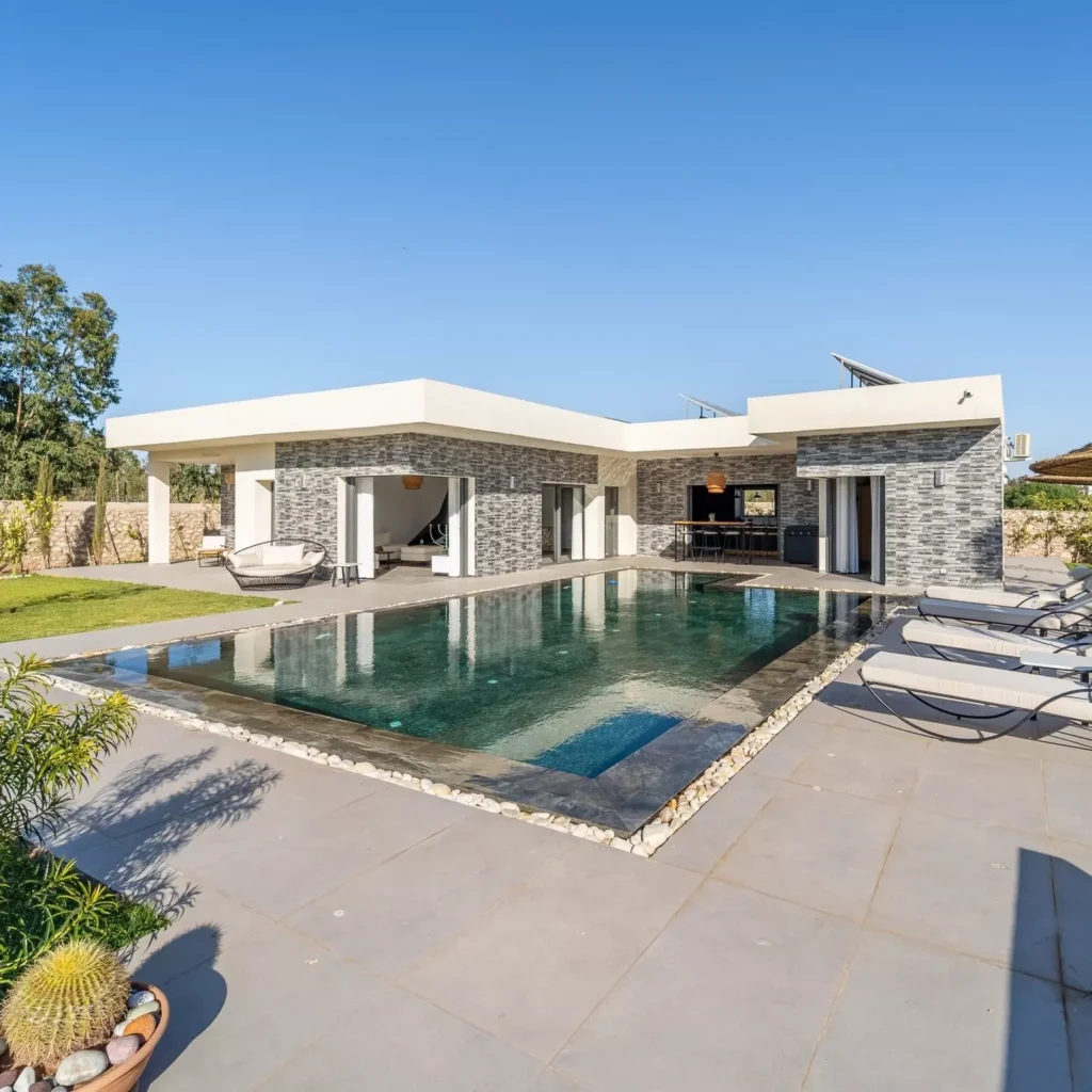 Vue extérieur piscine de la villa de luxe Dar Pitxi à Essaouira