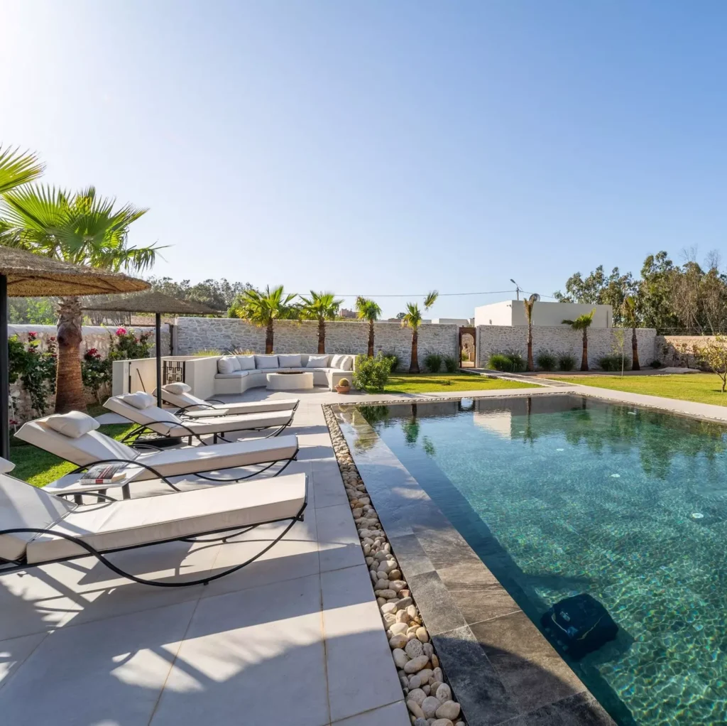 Vue piscine à débordement de la villa de luxe Dar Pitxi à Essaouira