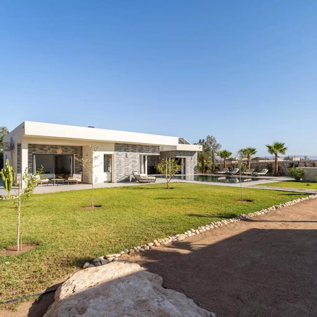 Vue jardin de la villa de luxe Dar Pitxi à Essaouira