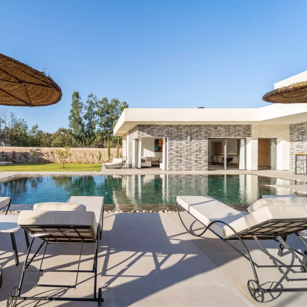 Vue extérieure piscine de la villa de luxe Dar Pitxi à Essaouira